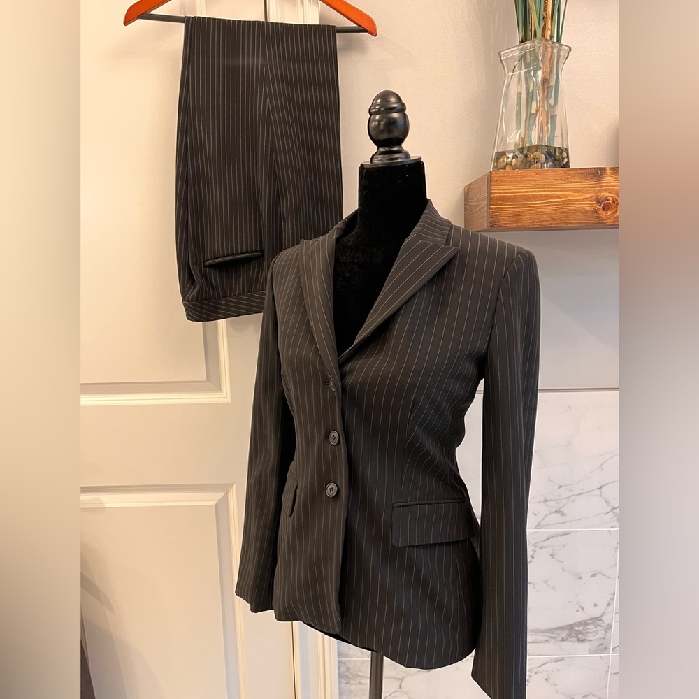 Woman’s Tahari Pin Stripe Business Pant Suit